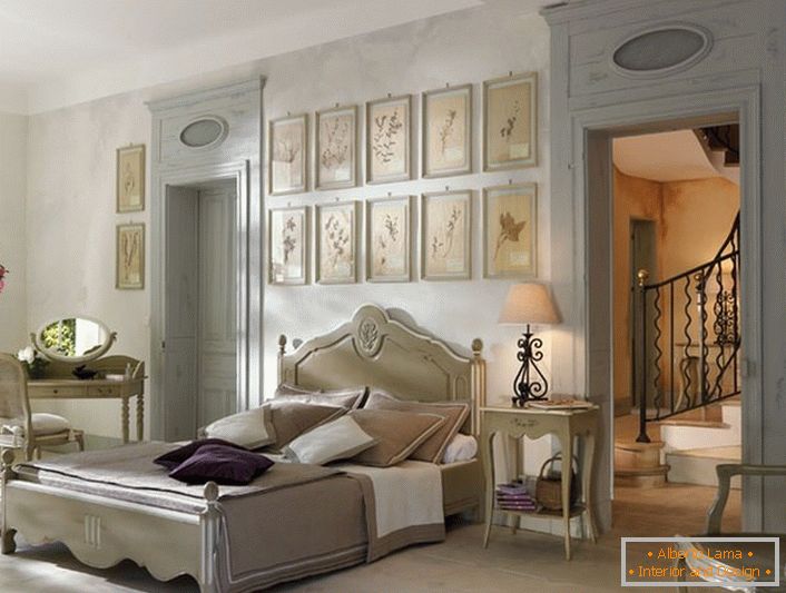 Відповідно до традицій французького стилю для спальні була підібрана лаконічна світлі меблі з дерева. Цікавою деталлю стає колаж з картин над узголів'ям ліжка.