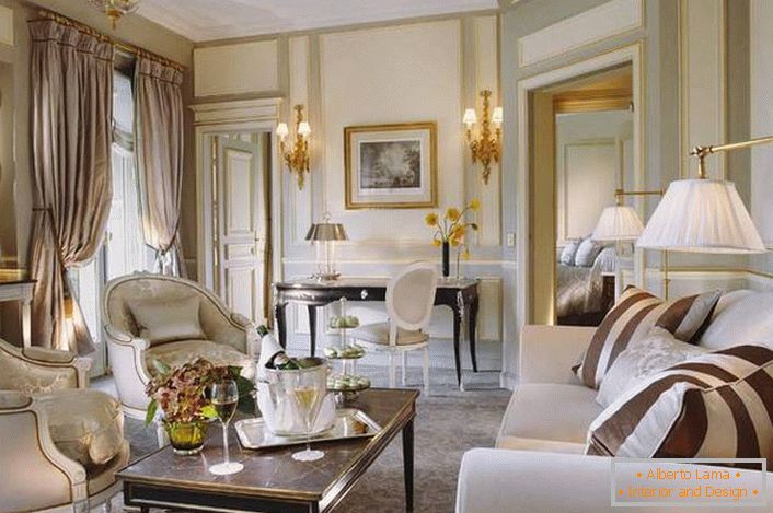Невелика кімната для гостей оформлена відповідно до вимог французького стилю. Вдалий приклад освітлення для вітальні. 