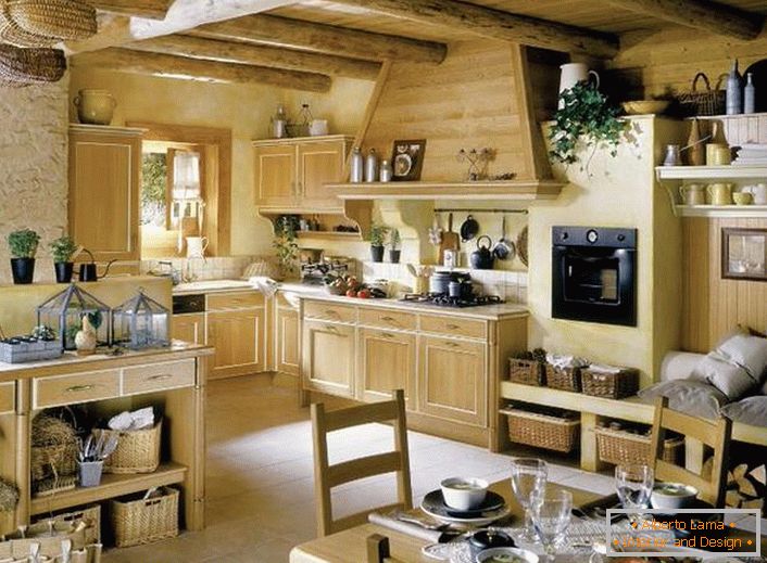 Кухня в французькому стилі з масиву світлого дерева прикрашена квітами, які рівномірно розставлені по кімнаті. 
