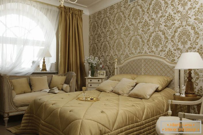 Невелика сімейна спальня в французькому стилі з великим арочним вікном виглядає стильно і ефектно.