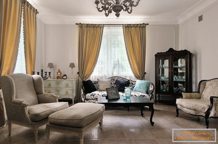 Французький стиль в інтер'єрі гостьової кімнати виглядає невимушено і елегантно. Свій шик інтер'єру надають плавні лінії меблів і правильно підібране освітлення.