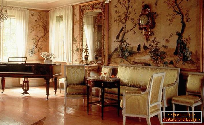 Розкішна вітальня в ампір стилі примітна вишуканою обробкою.Власник будинку, швидше за все, любить грати на роялі, який також вдало вписується в загальну картину інтер'єру. 
