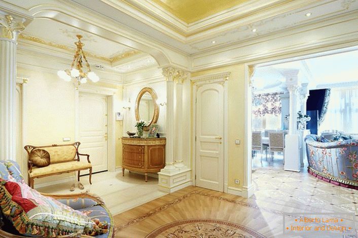Королівські апартаменти в ампір стилі в звичайній московській квартирі.