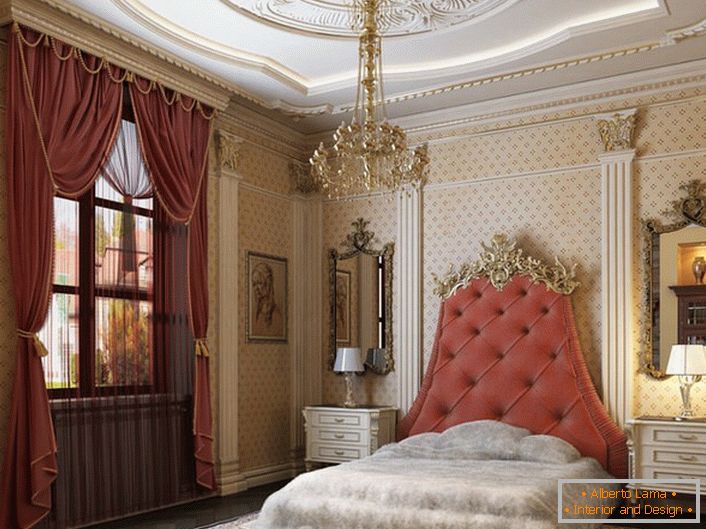 У центрі дизайнерської композиції стоїть ліжко з високим узголів'ям, оббитим м'якою тканиною кольору чайної троянди. 