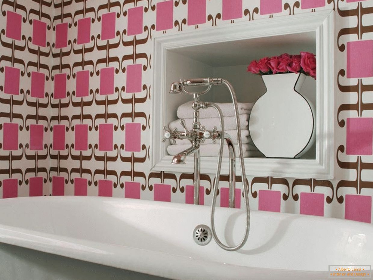 Ванна кімната з обробкою стін в рожевих кольорах
