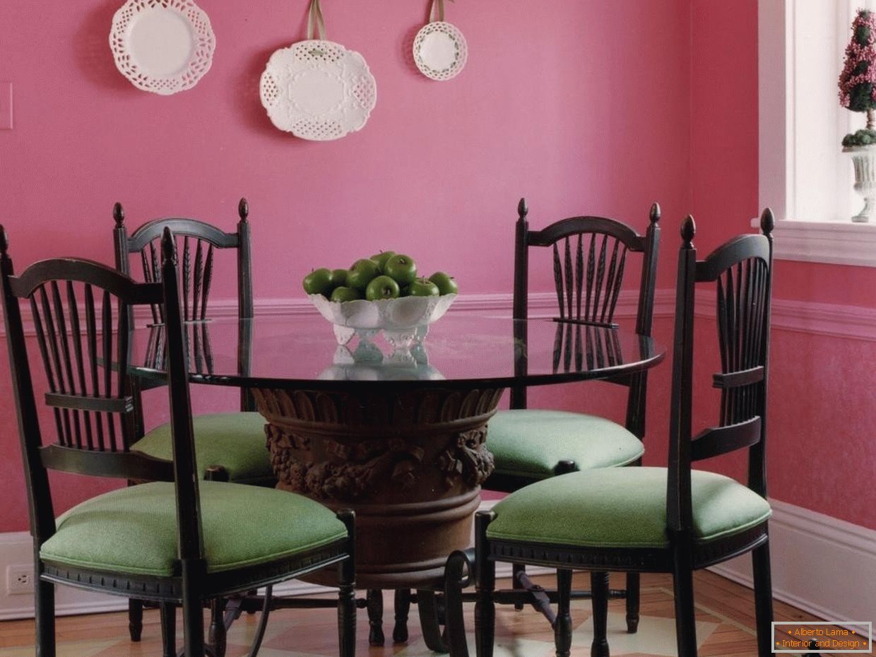 Поєднання зелених стільців в рожевій їдальнею
