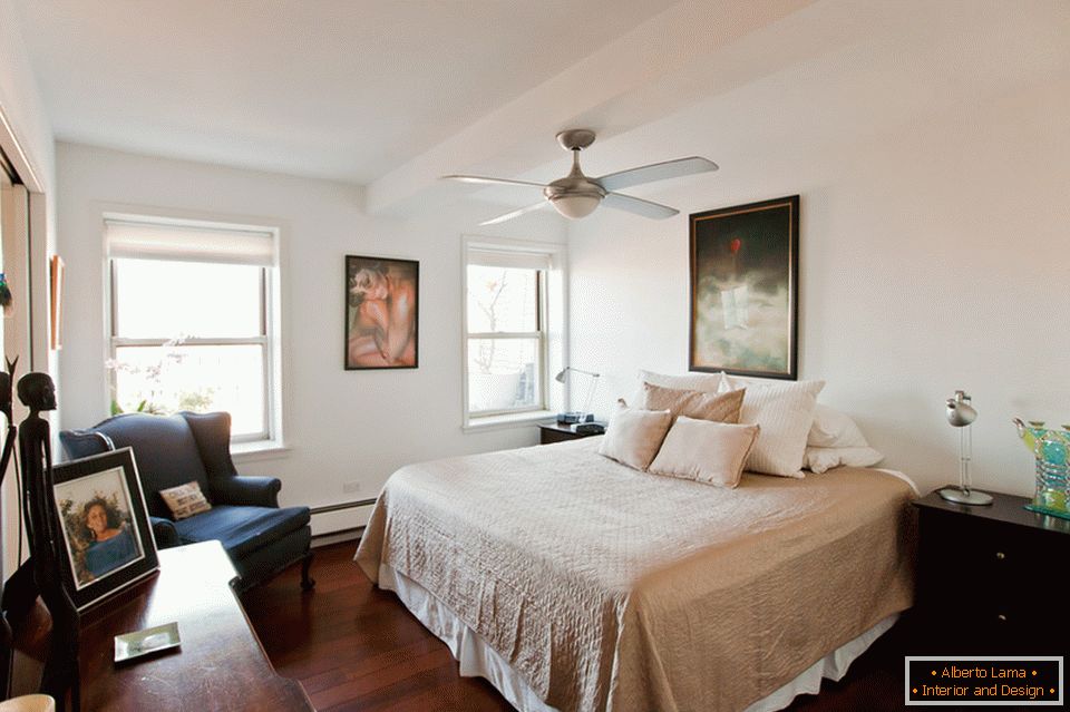Спальня квартири з видом на Бруклін