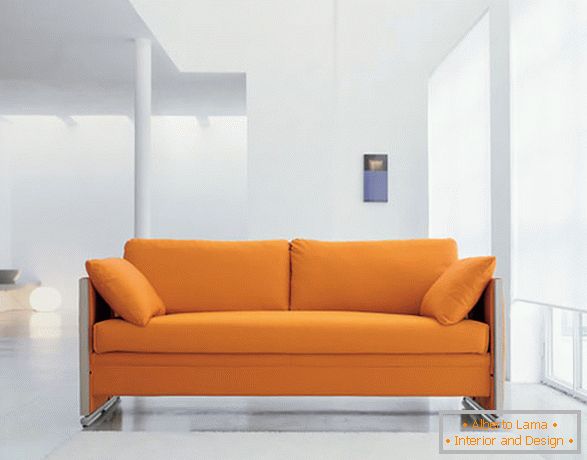М'який помаранчевий диван