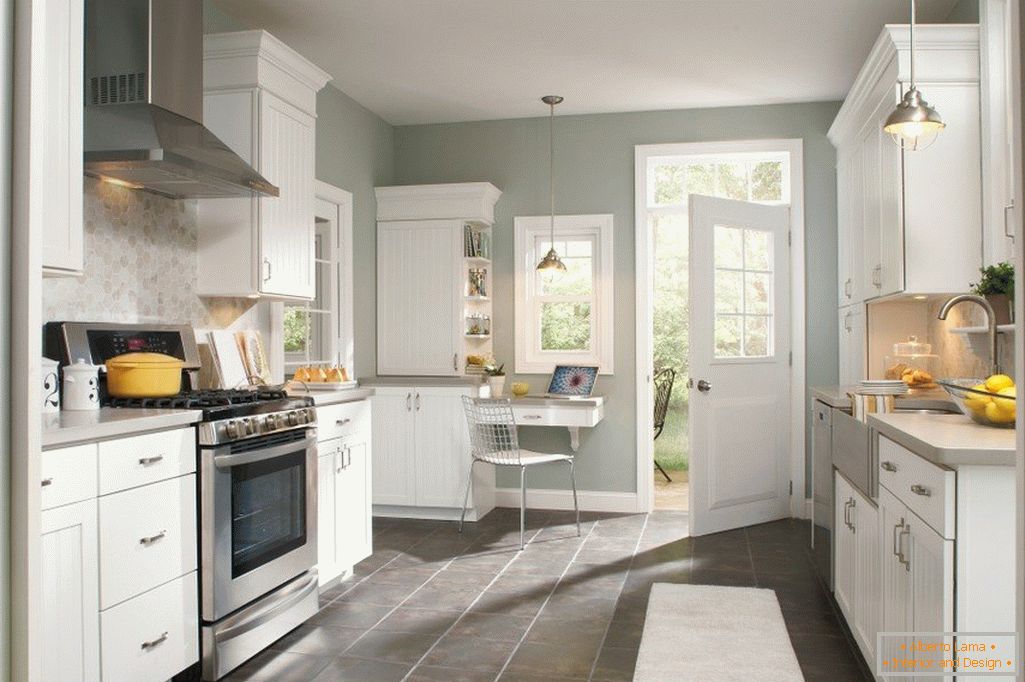 Білі меблі і сірі стіни в інтер'єрі кухні