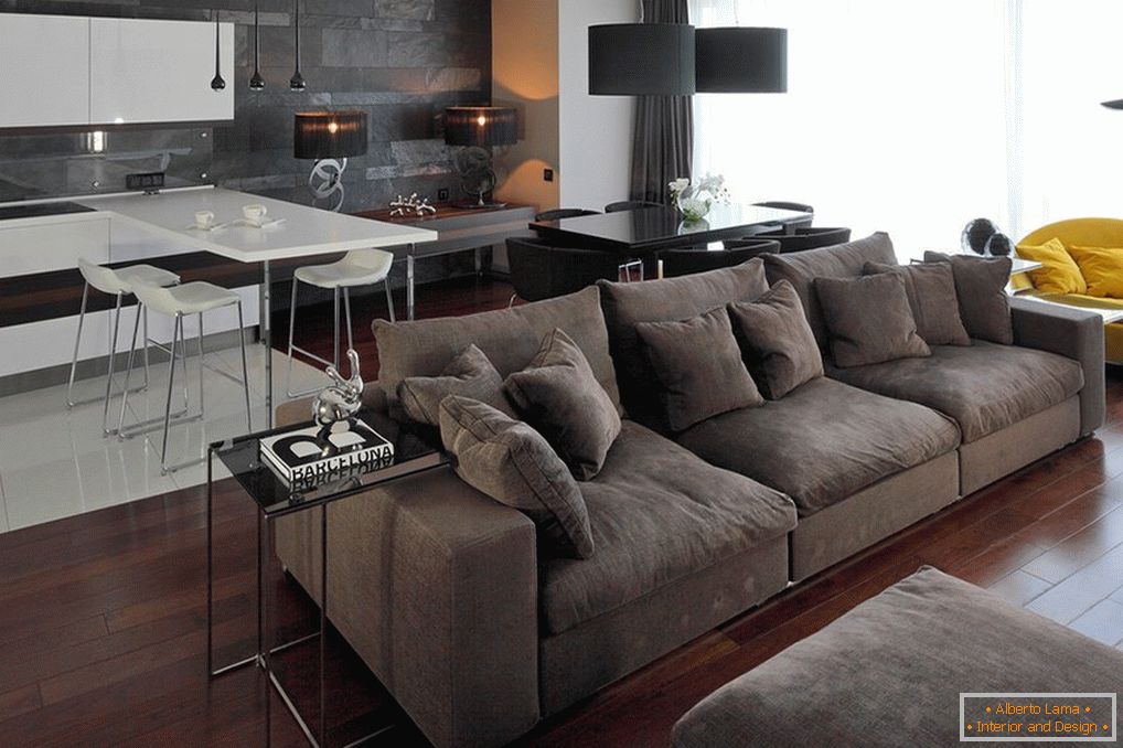 Невеликий сірий диван в інтер'єрі квартири-студії