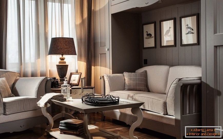 Сірий диван у вітальні в стилі кантрі
