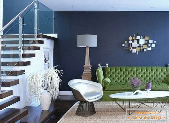 Зелена канапа і сині стіни в вітальні