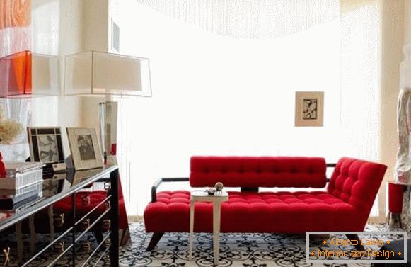Маленька шикарна вітальня з червоним диваном