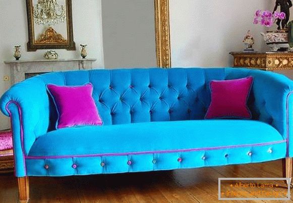Яскраво-блакитний з рожевим диван в вітальні