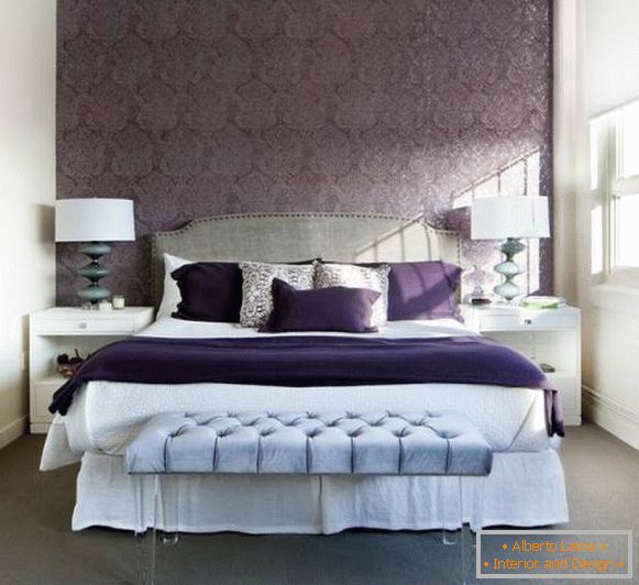 Дизайн спальні в фіолетових тонах з блакитними деталями
