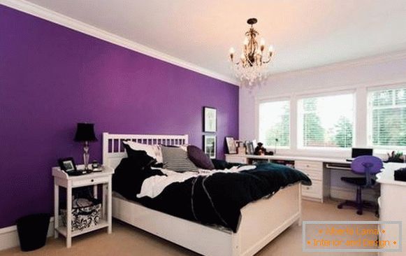 Яскраві фіолетові стіни в спальні за узголів'ям