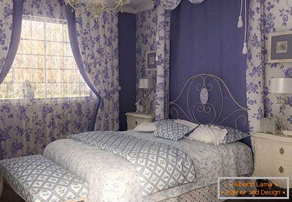 Поєднання білого і фіолетового кольору в інтер'єрі спальні