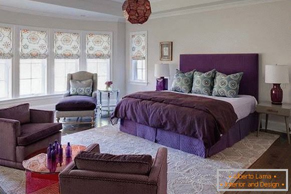 Фіолетова меблі в спальні - дизайн фото зі світлими стінами