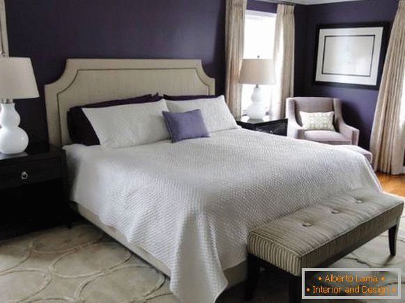 Темно-фіолетовий колір баклажана на стінах спальні