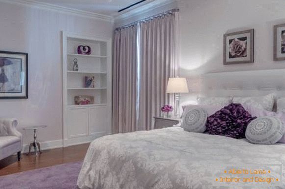 Спальня в фіолетовому кольорі з білими акцентами
