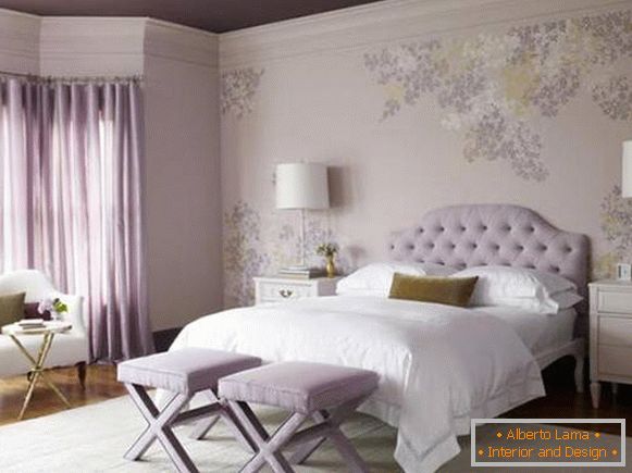 Фіолетові шпалери, штори і стеля в спальні - фото