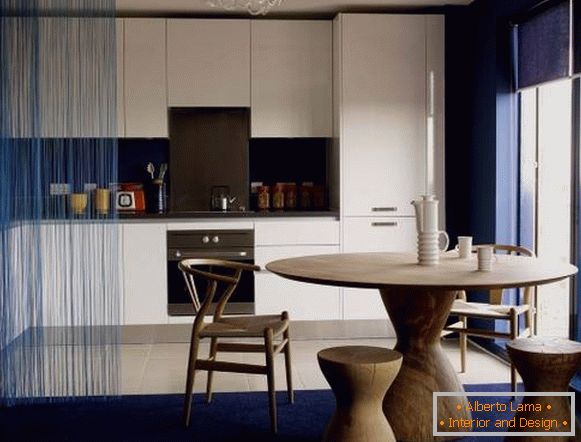 Синя штора серпанок в інтер'єрі кухні