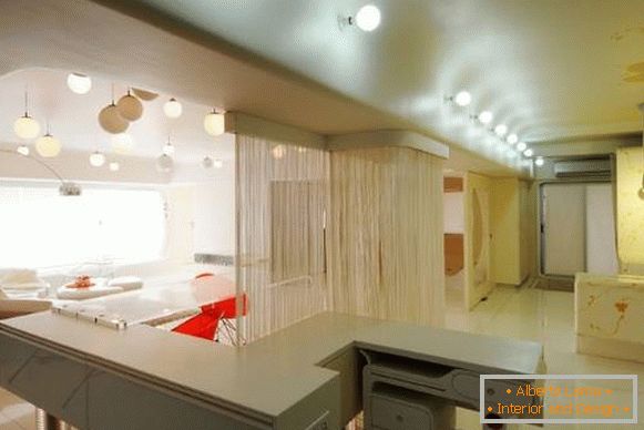 Кремові штори серпанок - фото в інтер'єрі кухні вітальні