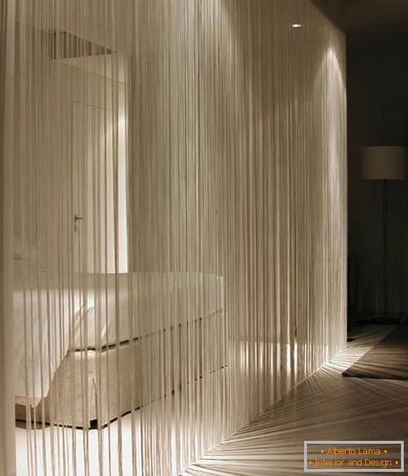 Білі штори нитки - фото в дизайні спальні