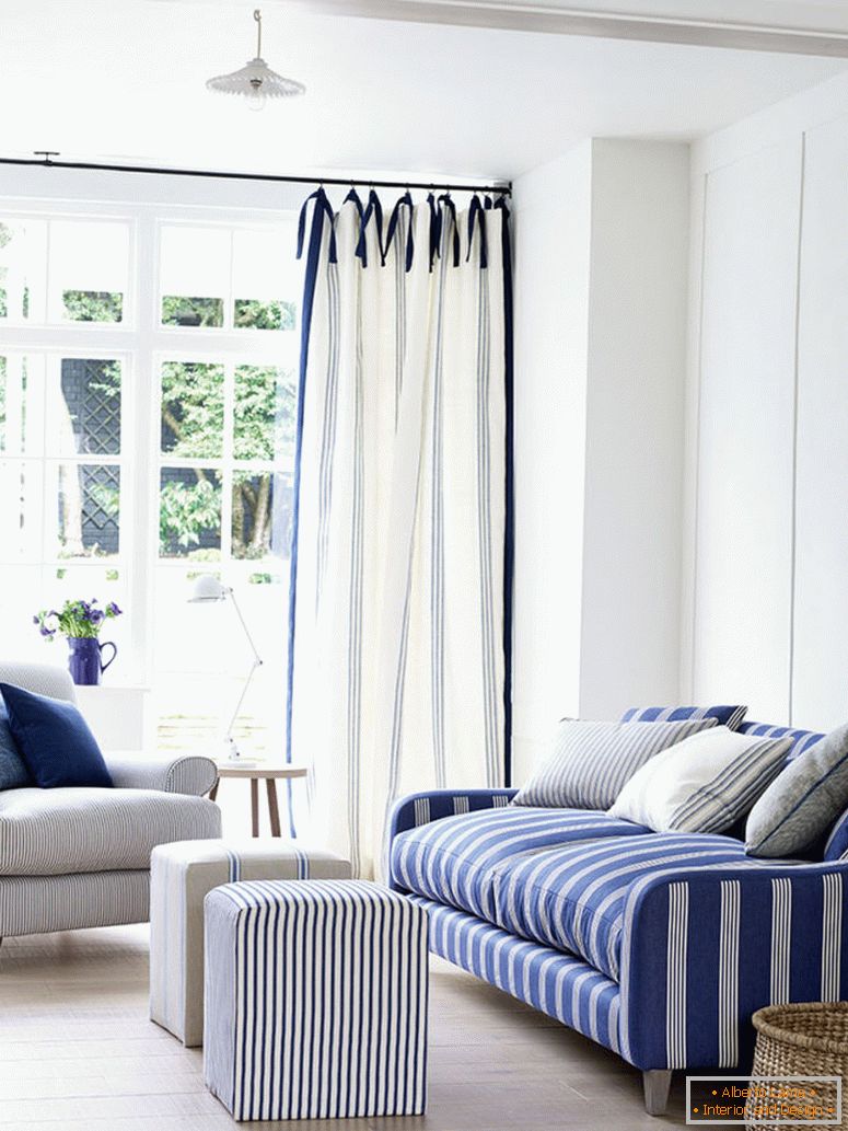 3-іна-манькин-блакитна вітальня-диван-в-Оксфорд-смуга-флот-крісло-в-тикаючи-флот-штори-в-зерні-смуга-індіго-стиль життя-портрет