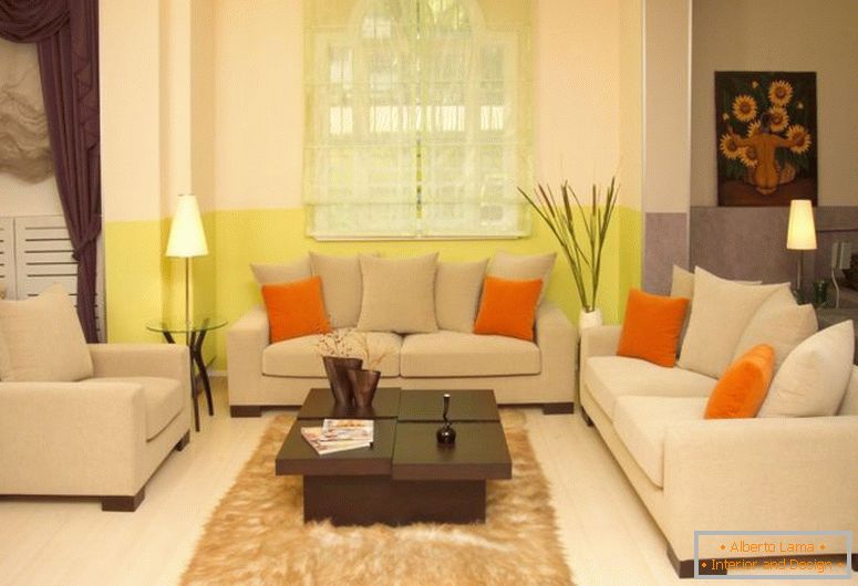 привабливий вікно-для-фен-шуй-вітальня з крем-диванами-стильний стіл на коричневому килимі