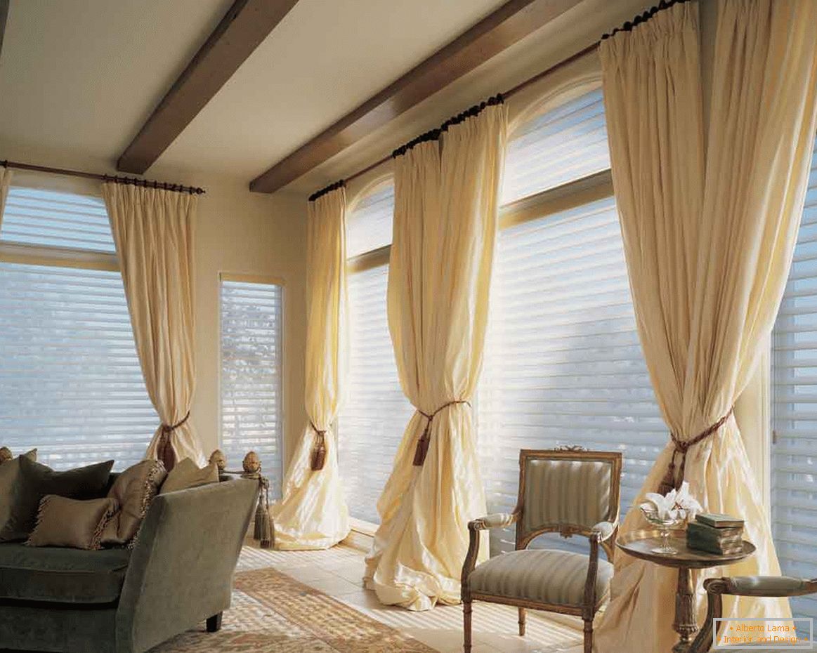 прикрашена вітальня-штори-комплекти-з-краплі-стеля-дизайн-і-коричневий-чистий штори, а також-диван-ліжко-на-ковроліну і два-крісло-з-дерев'яними-малими столами