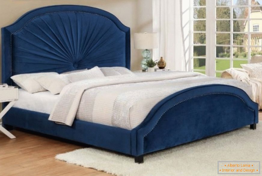 Синя оксамитова ліжко