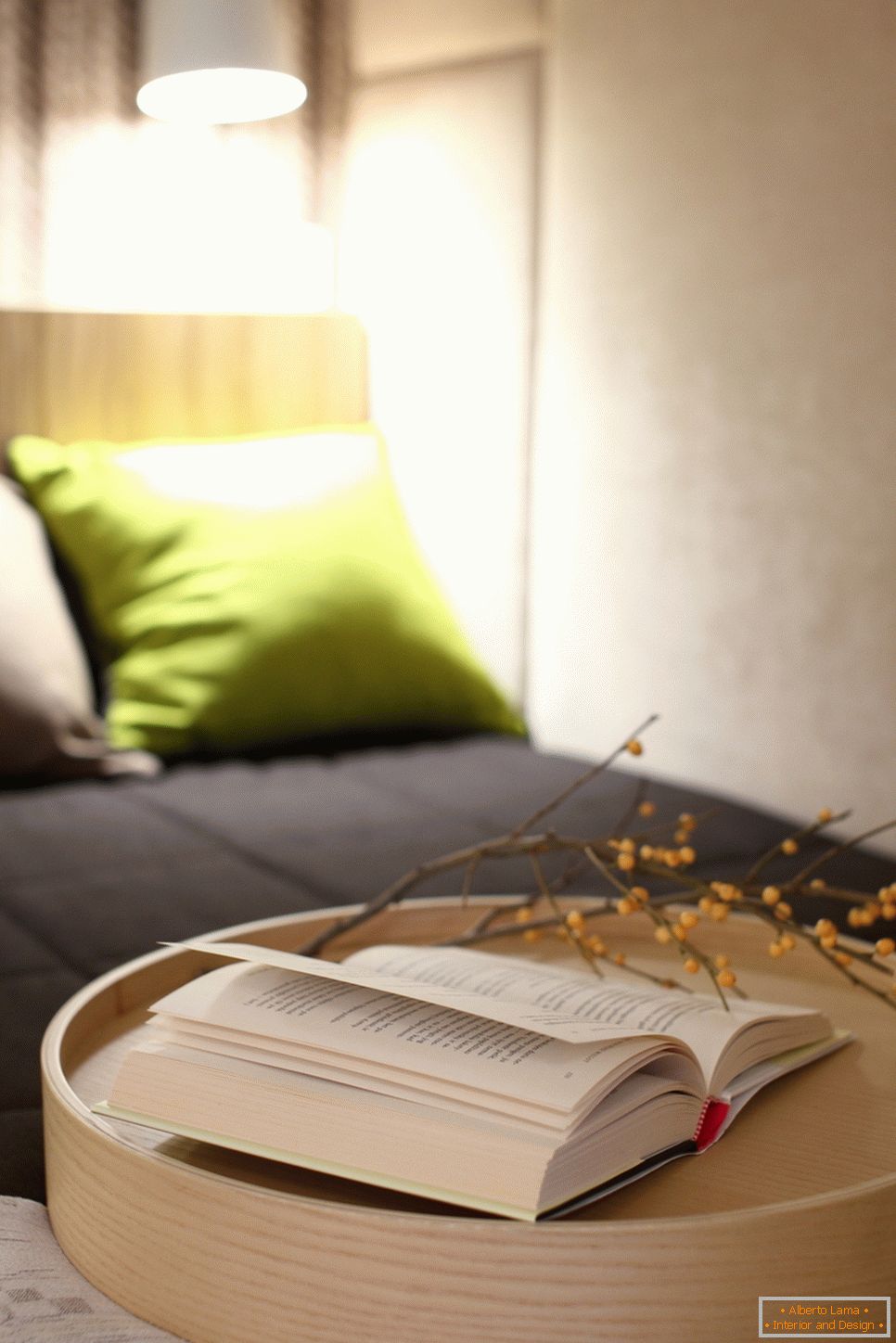 Столик для читання на ліжку