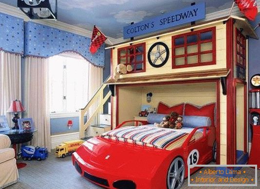 Дитяче ліжко у вигляді червоної машини