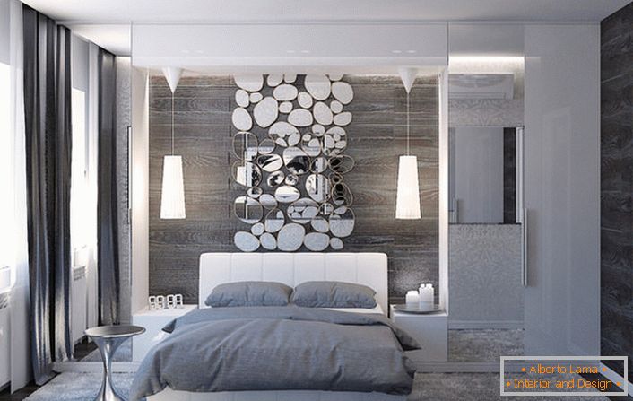 Стіна над узголів'ям ліжка декорована стильним колажем з дзеркал овальної форми.