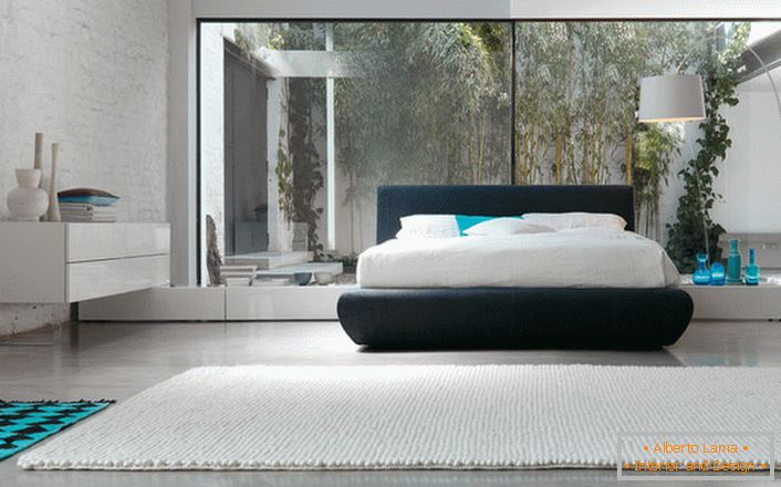 Для оформления уютной спальни хай-тек использовано минимум мебели. На чолі композиції варто низька ліжко.