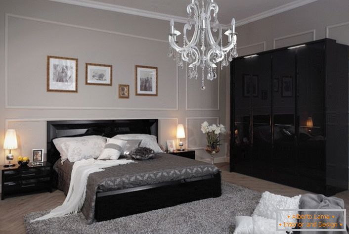 Затишна і стильна спальна кімната в стилі хай-тек, виконана в світло-сірих тонах, з контрастною чорною меблями.