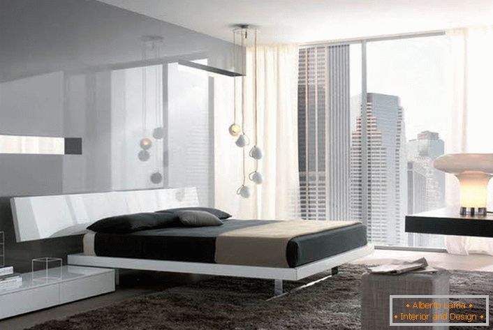 Глянцеві поверхні з металевим блиском роблять спальну кімнату хай-тек більш просторим і світлим.