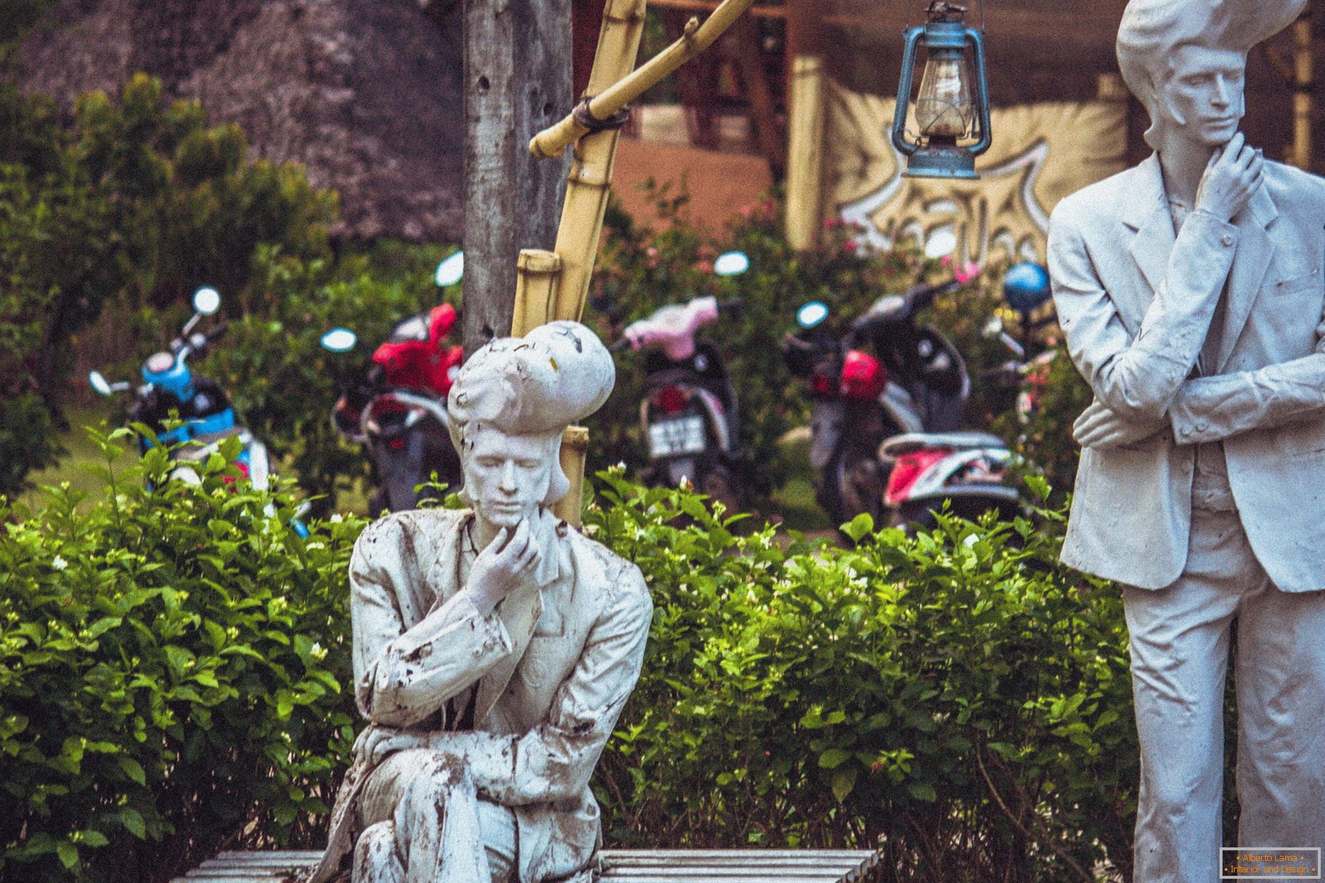 Скульптури Елвісів в селі Таїланду