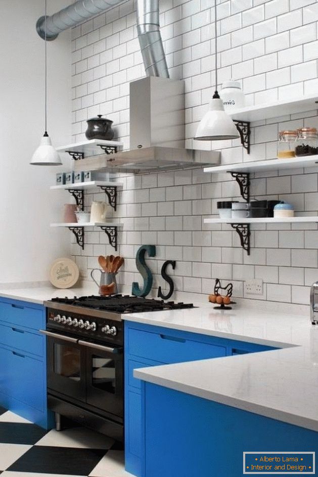 Відтінки блакитного в нижніх шафах кухні