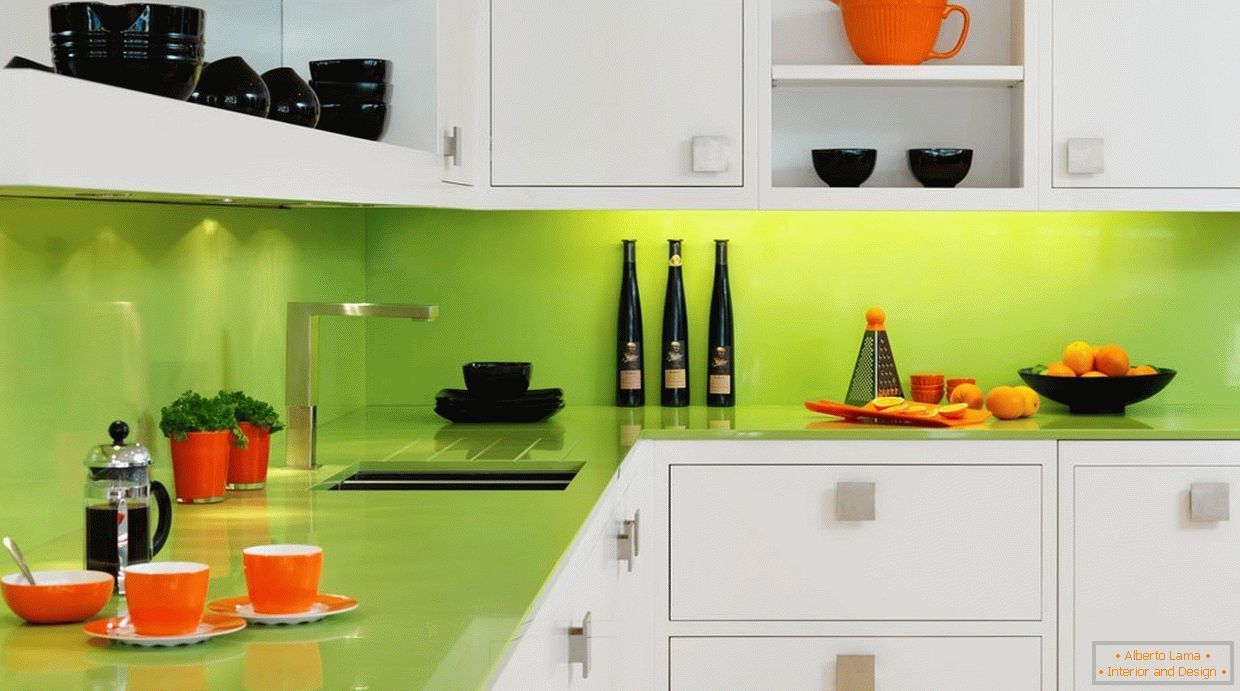 Зелений фартух і стільниця в білій кухні