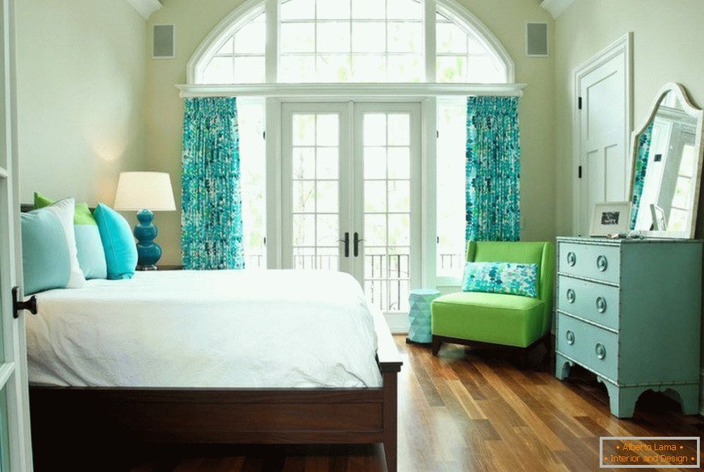 Поєднання блакитного і фісташки кольорів в спальні