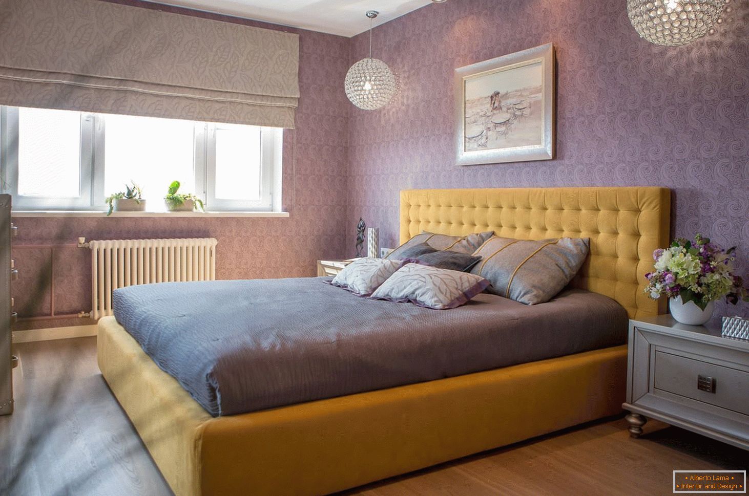 Жовта ліжко в фіолетовому інтер'єрі