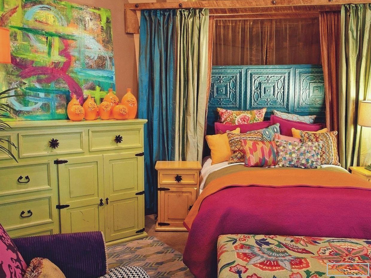 Інтер'єр спальні в яскравих кольорах