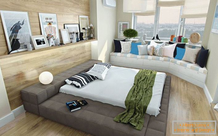 Цікавим рішенням для спальні в скандинавському стилі є невеликий диванчик під вікном, прикрашений яскравими подушками. 