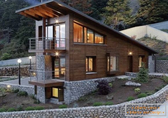 Двоповерховий дерев'яний будинок і кам'яний цоколь на фото