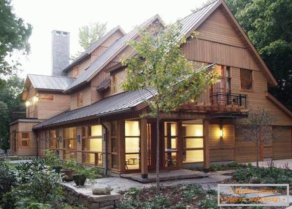 Великий дерев'яний будинок - фото зовні з сайдингом
