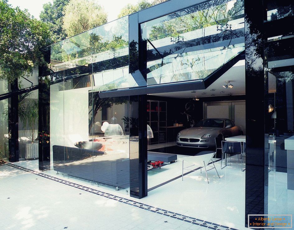 Сучасний гараж зі скляними воротами