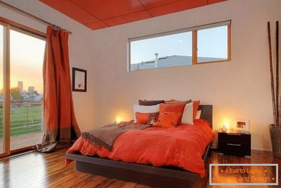Яскравий червоні штори в інтер'єрі спальні - фото