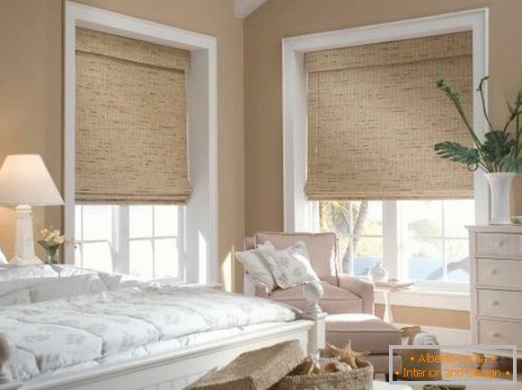 Бамбукові римські штори в інтер'єрі спальні 2016